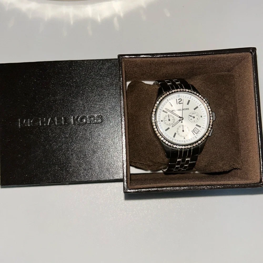 Michael Kors watch, in great construction, needs new batteries. - Picture 2 of 14